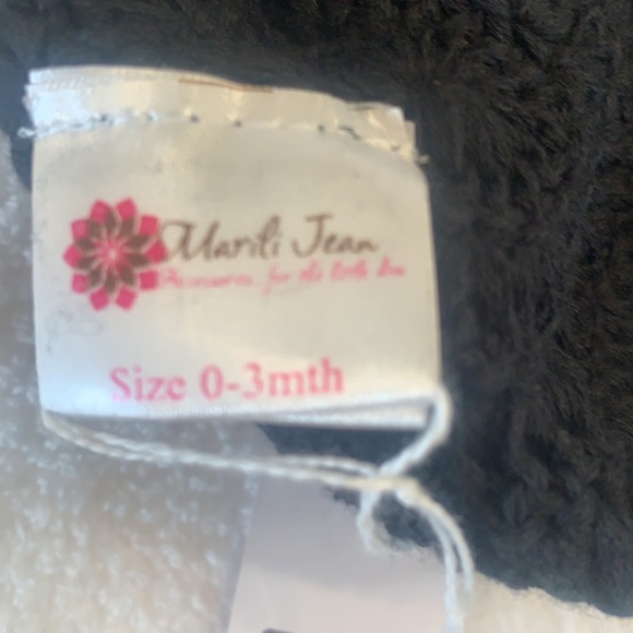 BLACK INFANT ‘MOM’ BEANIE - Picture 4 of 6